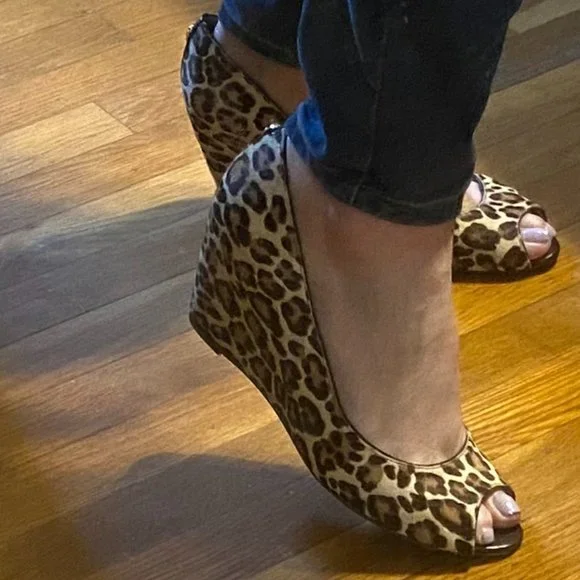 Ivanka Trump Leopard Print Peep Toe Wedge Leather Shoe Size 9 1/2 Leelas - Picture 6 of 10